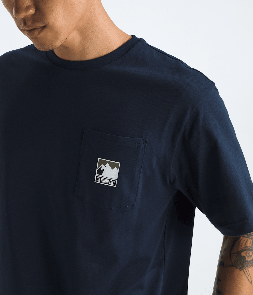 Men's Mountain Logo Relaxed Pocket Tee / The North Face